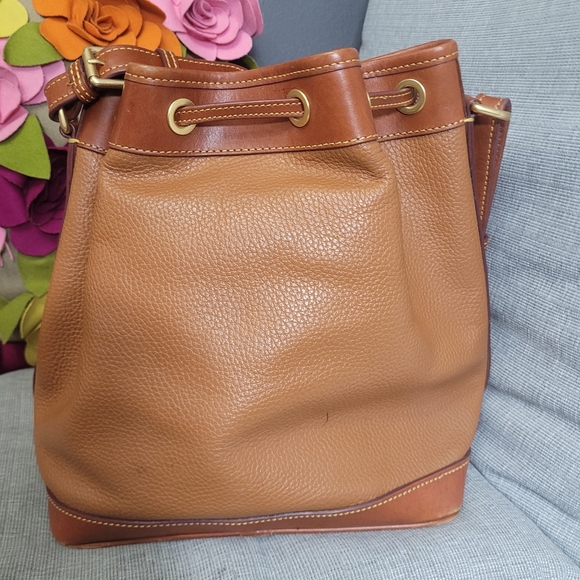 DOONEY AND BOURKE SAFFIANO KENDALL CROSSBODY BAG /WITH COIN BAG KEEY CHAIN - Picture 2 of 16